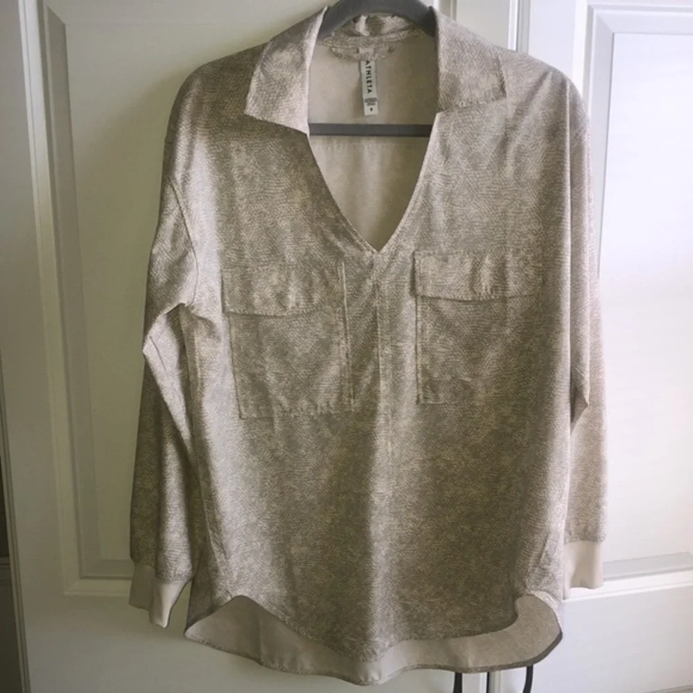 Athleta Zuma Print Top Blouse‎ V- Neck Small  Green